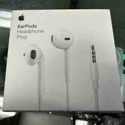 Genuine Apple EarPods with Remote and Mic MD827LL/A 3.5MM Sealed In Retail Box